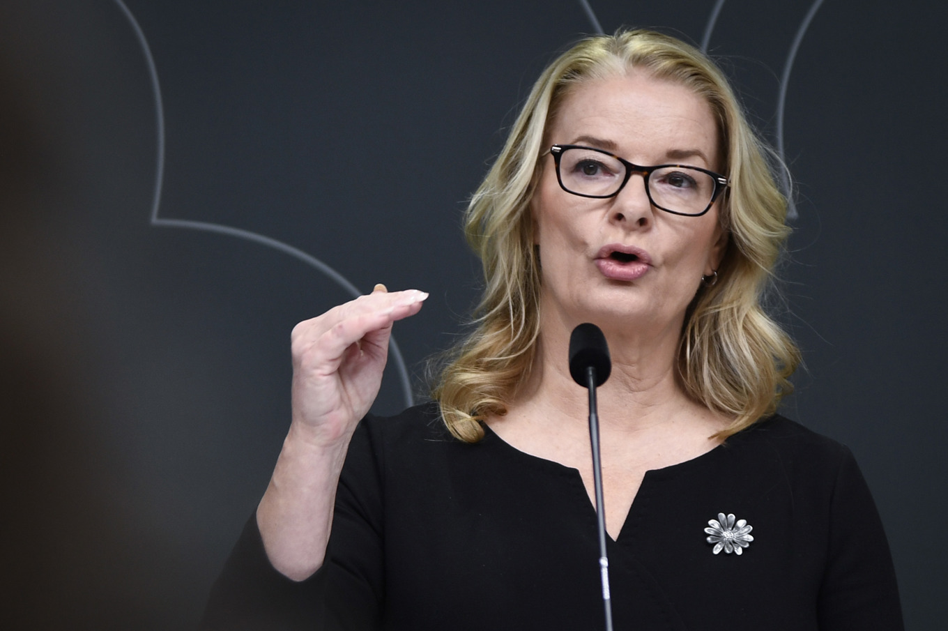 Skolminister Lotta Edholm (L) tar emot betygsutredningen. Arkivbild. Foto: Lars Schröder/TT