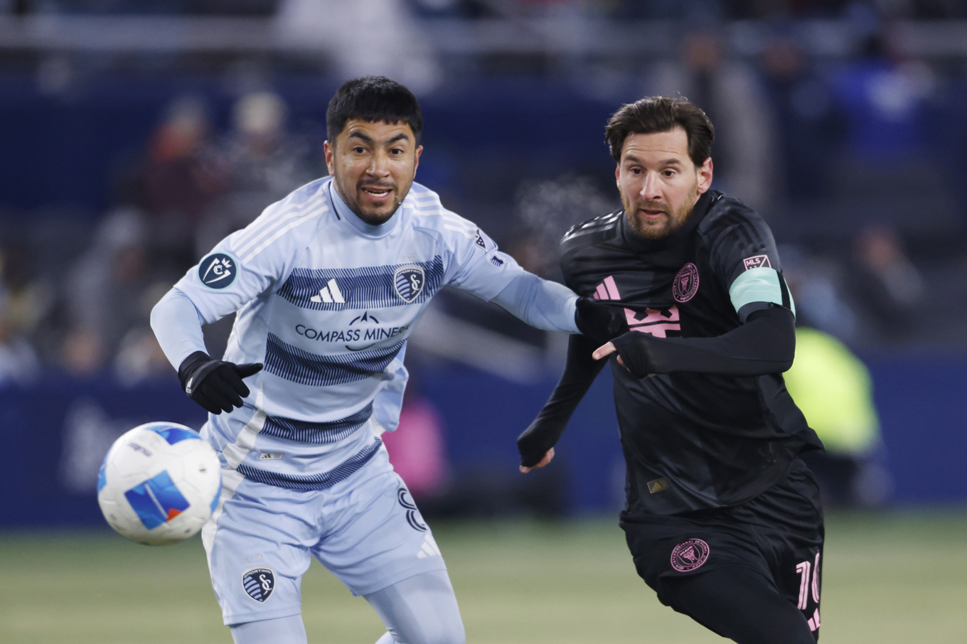 Sporting Kansas Citys Memo Rodríguez och Inter Miamis megastjärna Lionel Messi i kamp om bollen i 16 minusgrader på planen i Kansas City. Foto: Colin E. Braley/AP/TT