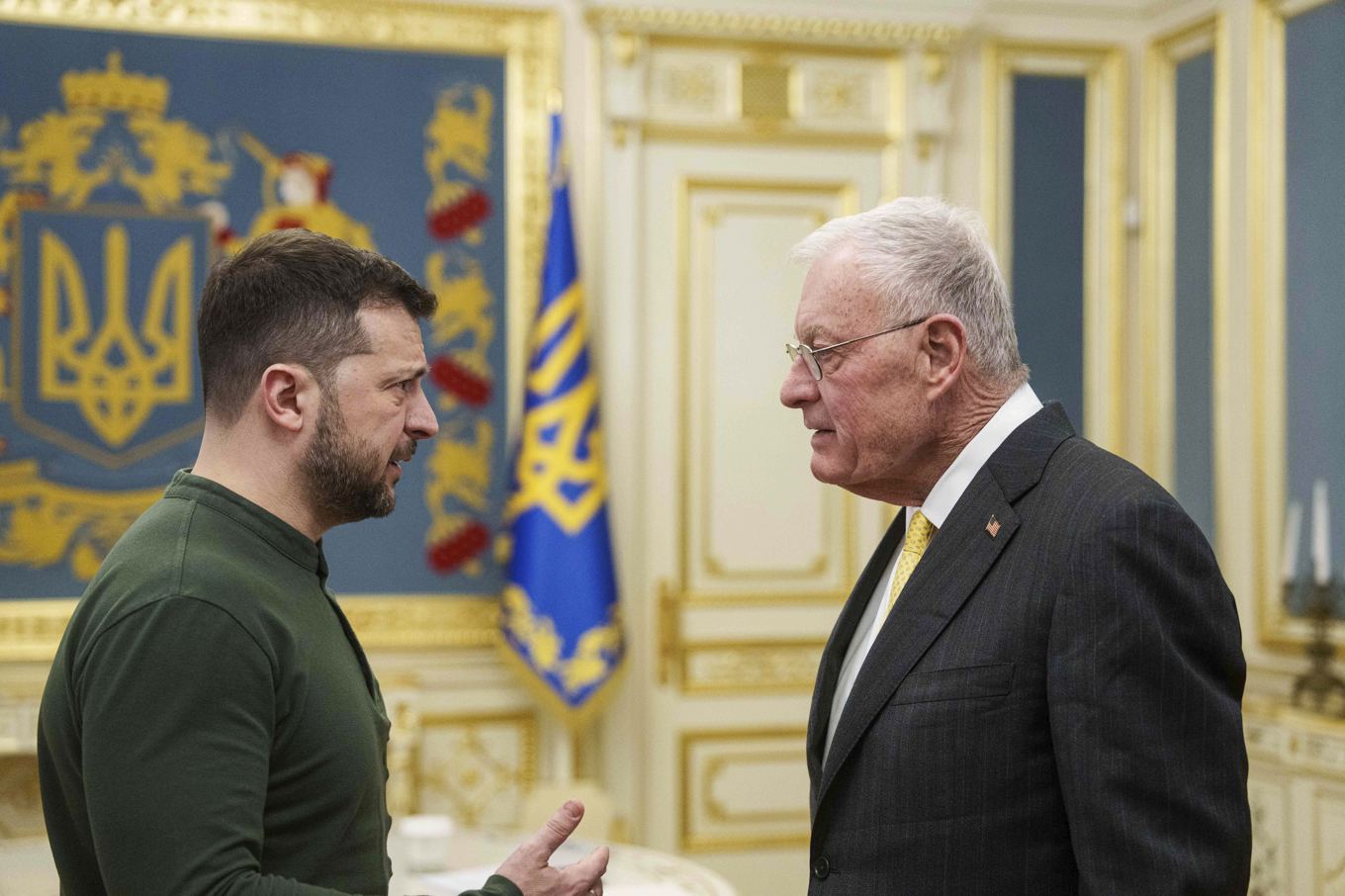 Ukrainas president Volodymyr Zelenskyj träffar USA:s sändebud Keith Kellogg i Kiev. Foto: Evgeniy Maloletka/AP/TT