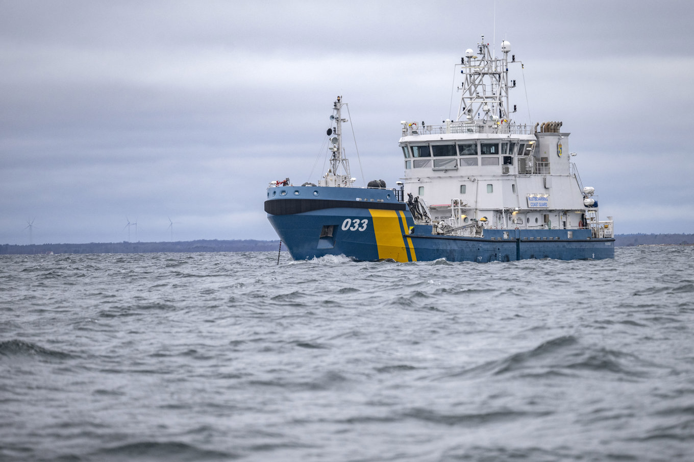 Kustbevakningens fartyg KBV033 på plats utanför Karlskrona, vid ett tidigare kabelbrott i Östersjön. Arkivbild. Foto: Johan Nilsson / TT
