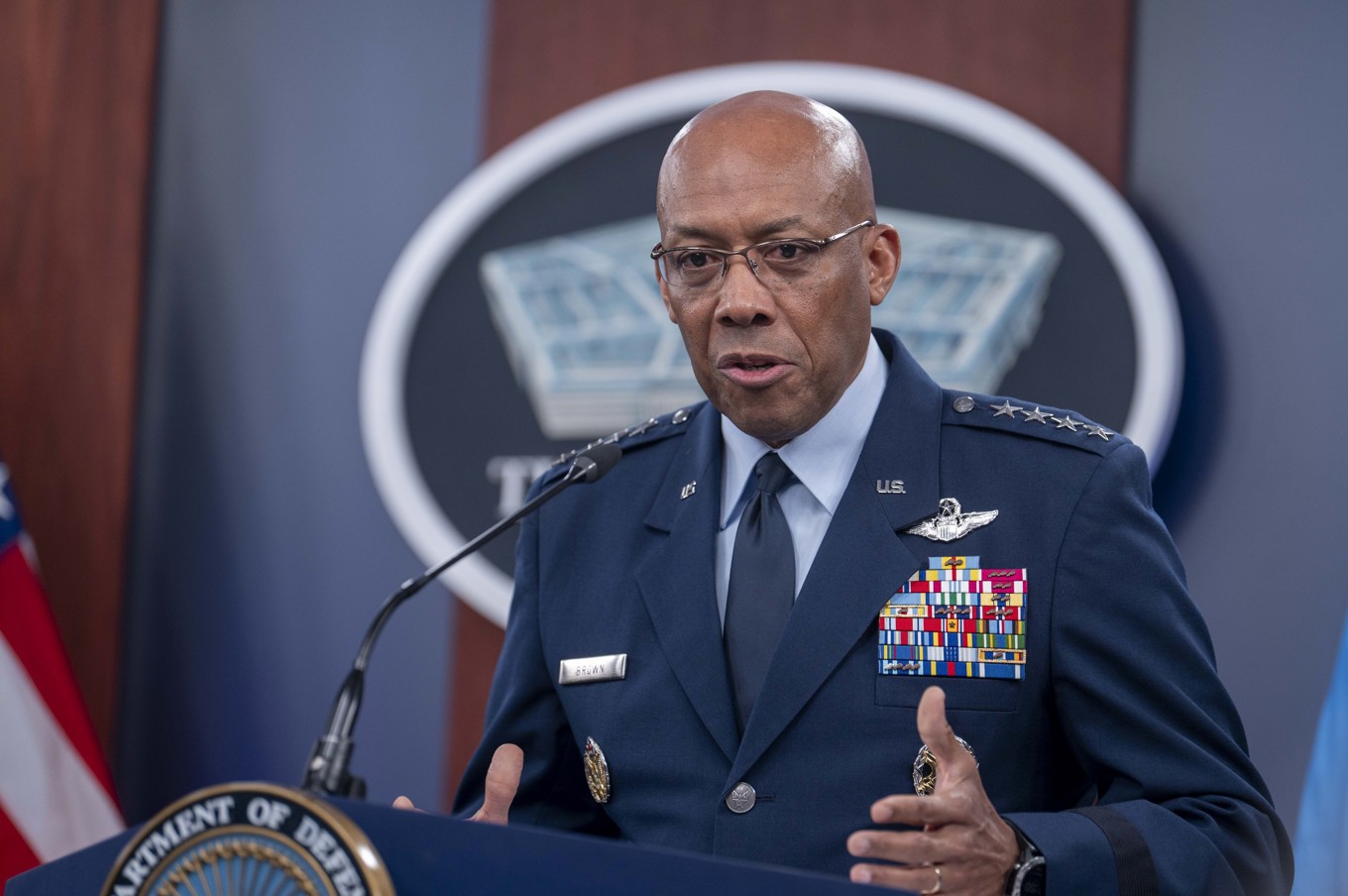 USA:s högst rankade militär, ordförande i rådet för landets försvarsgrenar, flygvapengeneralen Charles Brown, får sparken av president Donald Trump. Arkivbild. Foto: Kevin Wolf/AP/TT