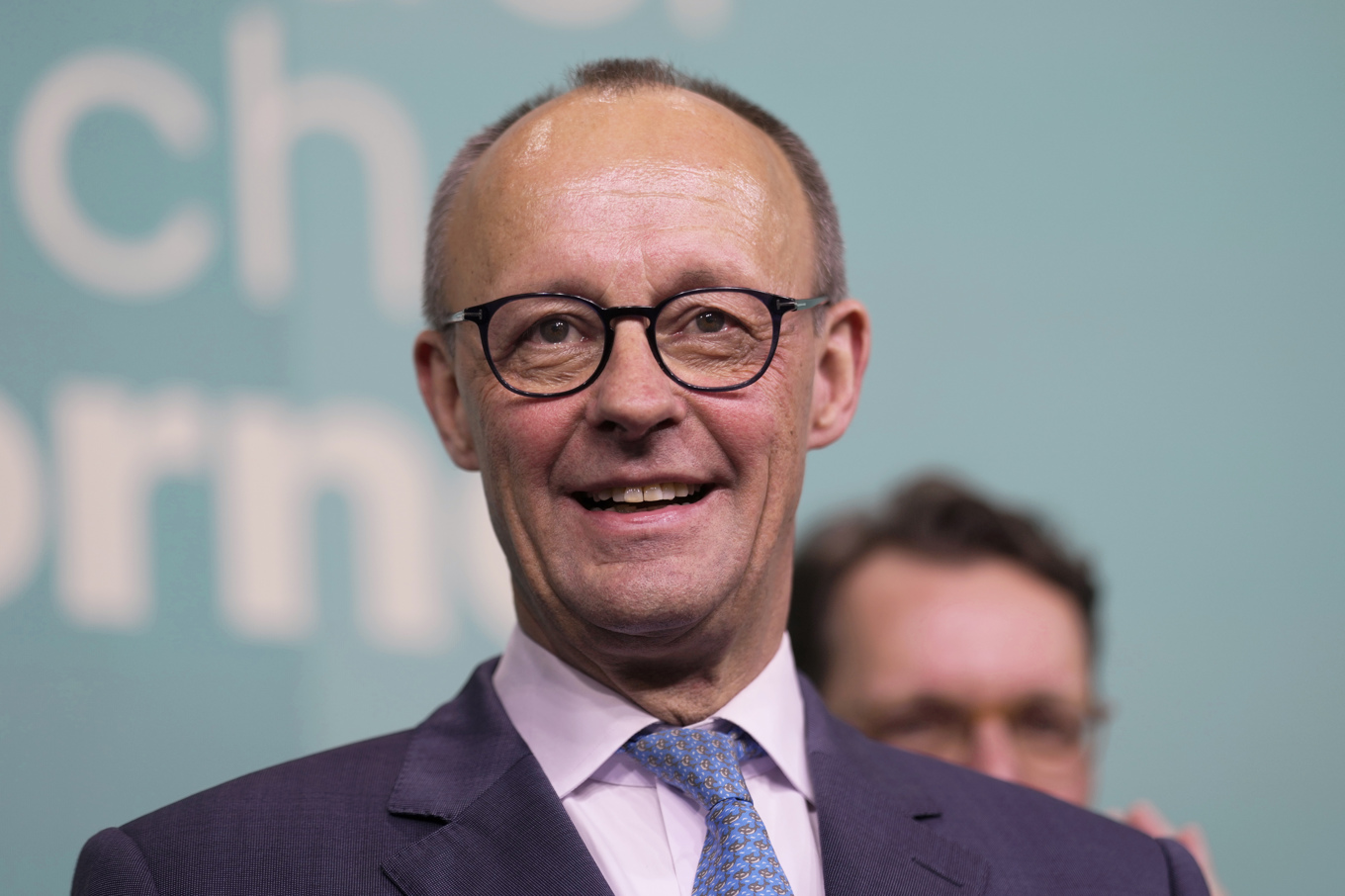 Jublande glad Friedrich Merz utropar seger för kristdemokratiska CDU i tyska valet. Foto: Markus Schreiber/AP/TT