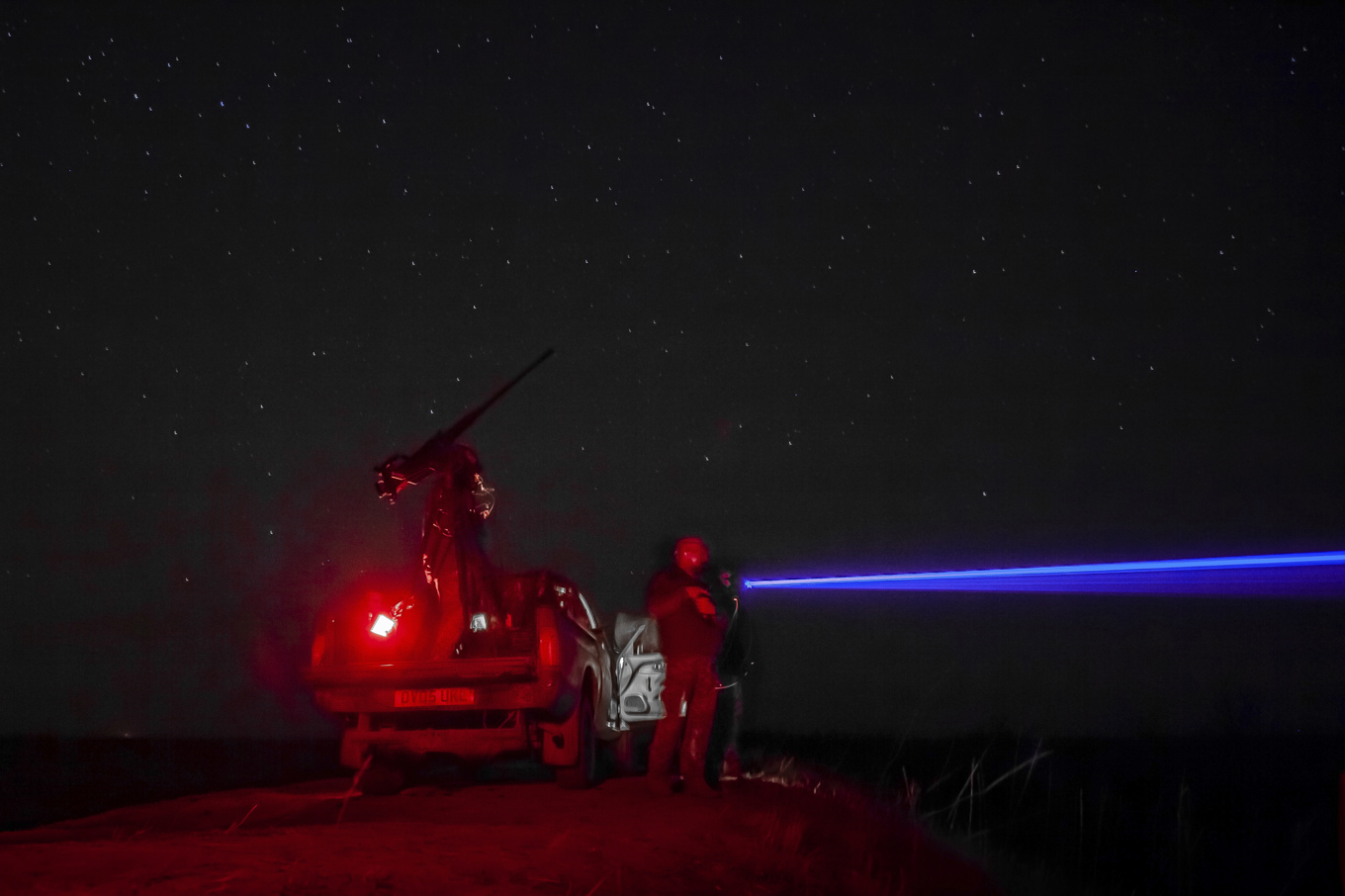 Ukrainska soldater spanar efter ryska drönare i Cherson-regionen. Arkivbild. Foto: Marko Ivkov/AP/TT