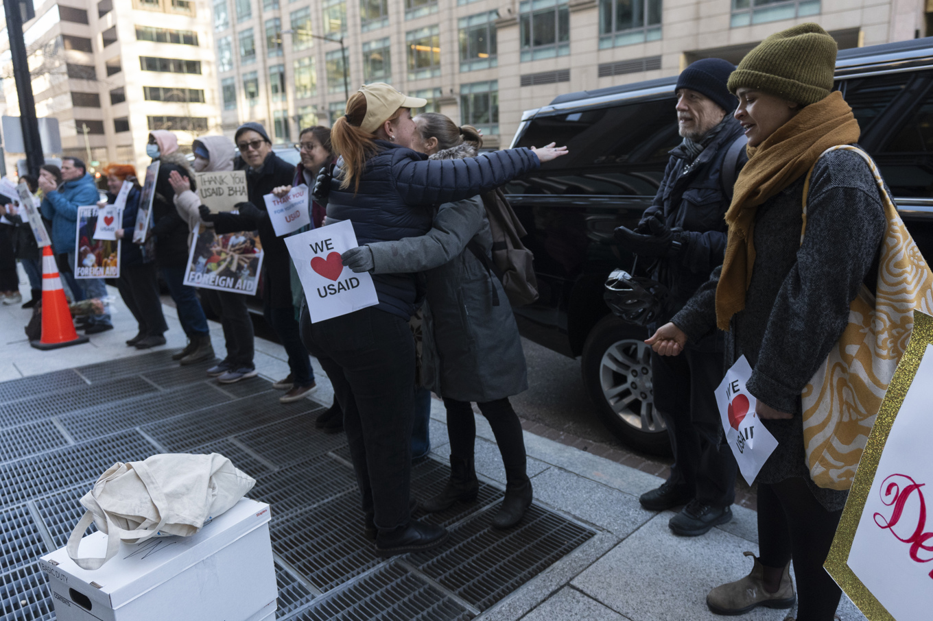 Personer som samlats som stöd för USAID i Washington den 21 februari. Foto: Manuel Balce Ceneta/AP/TT