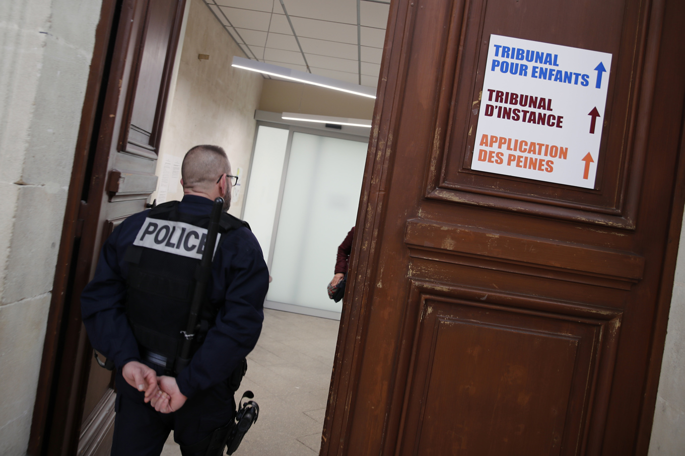 En polis väntar vid entrén till rätten vid en tidigare rättegång mot den i dag 73-årige läkaren 2020. Foto: Francois Mori/AP/TT