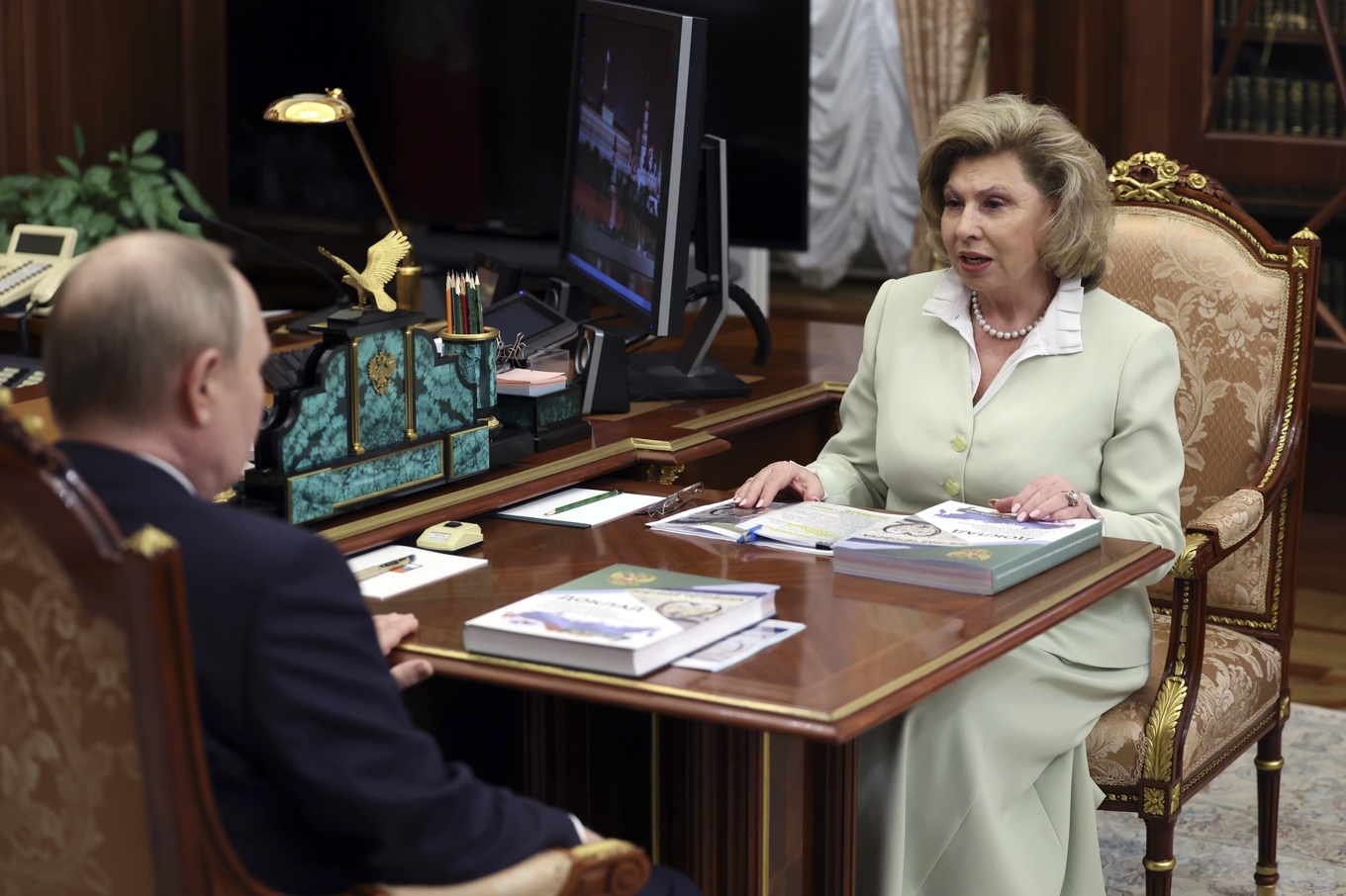 Rysslands människorättskommissionär Tatjana Moskalkova under ett möte med president Vladimir Putin i fjol. Foto: Alexander Kazakov/AP/TT