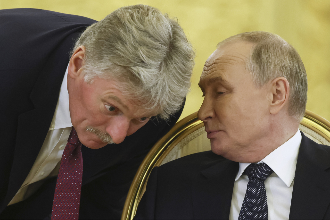 Kremls talesperson Dmitrij Peskov tillsammans med president Vladimir Putin i höstas. Foto: Sergei Ilnitsky/AP/TT