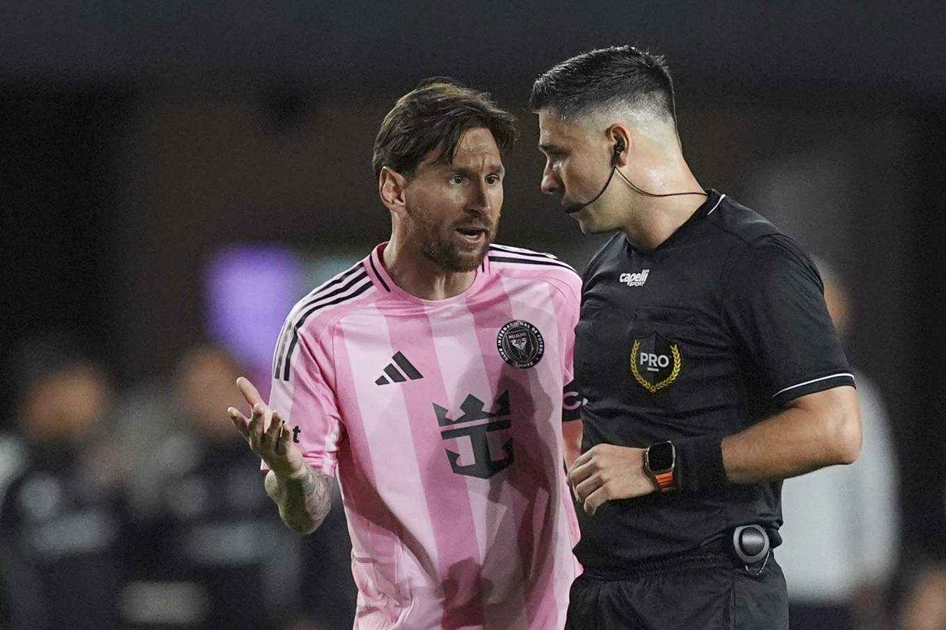 Lionel Messi, vänster, i samtal med en av domarna i Inter Miamis MLS-premiär mot New York City i söndags. Foto: Rebecca Blackwell/AP/TT