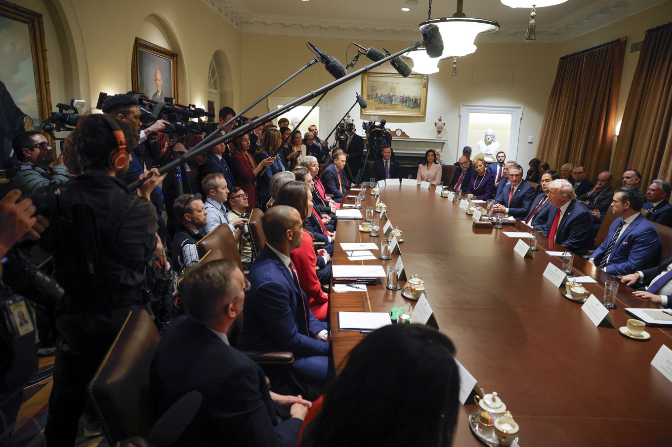 Vita huset portade flera medier från regeringsmötet på onsdagen. Foto: AP/TT