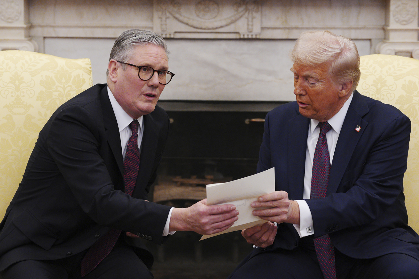 Storbritanniens premiärminister Keir Starmer ger USA:s president Donald Trump en inbjudan av kung Charles. Foto: Carl Court/AP/TT