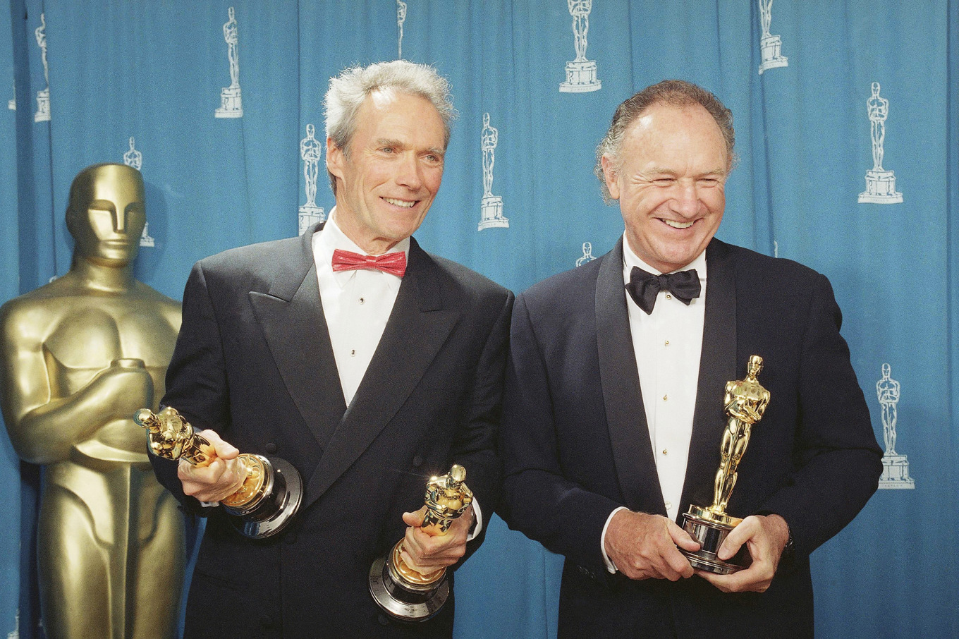Clint Eastwood, till vänster, tillsammans med Gene Hackman vid Oscarsgalan 1993. Foto: Douglas C. Pizac/AP/TT