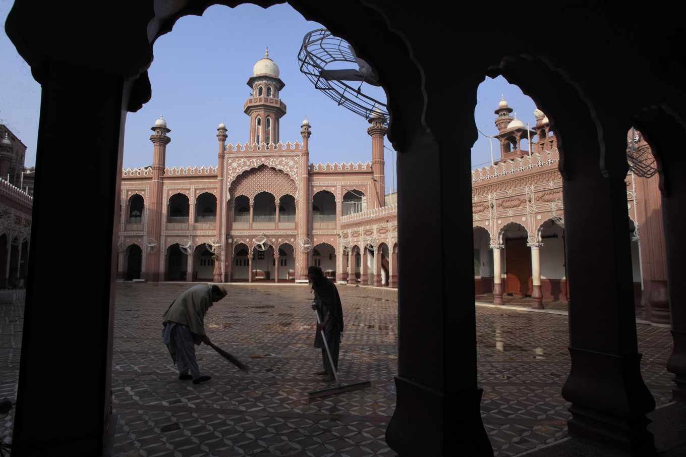 Bomben briserade utanför staden Peshawar. Nytagen bild från ett moskéområde i staden, som dock inte har direkt med dådet att göra. Foto: Muhammad Sajjad/AP/TT