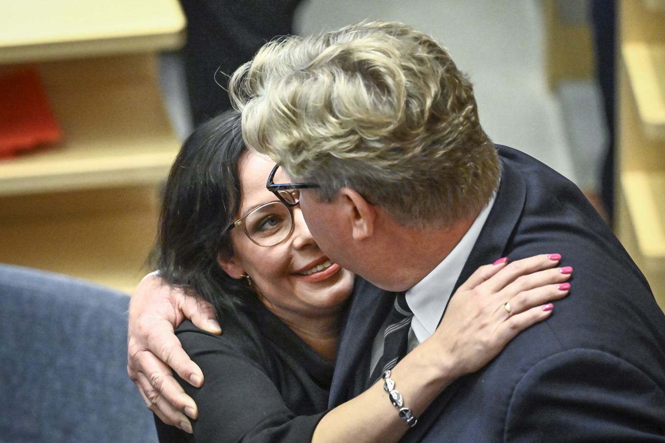 Ska det vara obligatoriskt att kramas på arbetsplatsen? Här är Maria Malmer Stenergard i en omfamning med justitieminister Gunnar Strömmer efter det att hon utsetts till ny utrikesminister. Arkivbild. Foto: Christine Olsson/TT