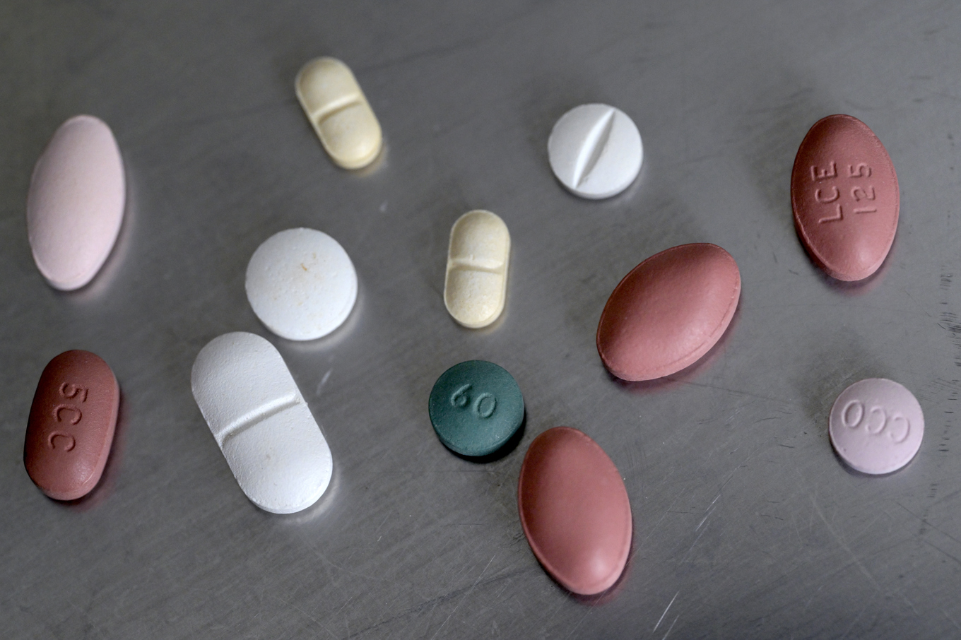 Regeringen och SD får bred kritik av remissinstanserna för förslaget att i sommar kraftigt höja egenavgiften, det den enskilde betalar för medicin, med 900 kronor per år. Arkivbild. Foto: Janerik Henriksson/TT