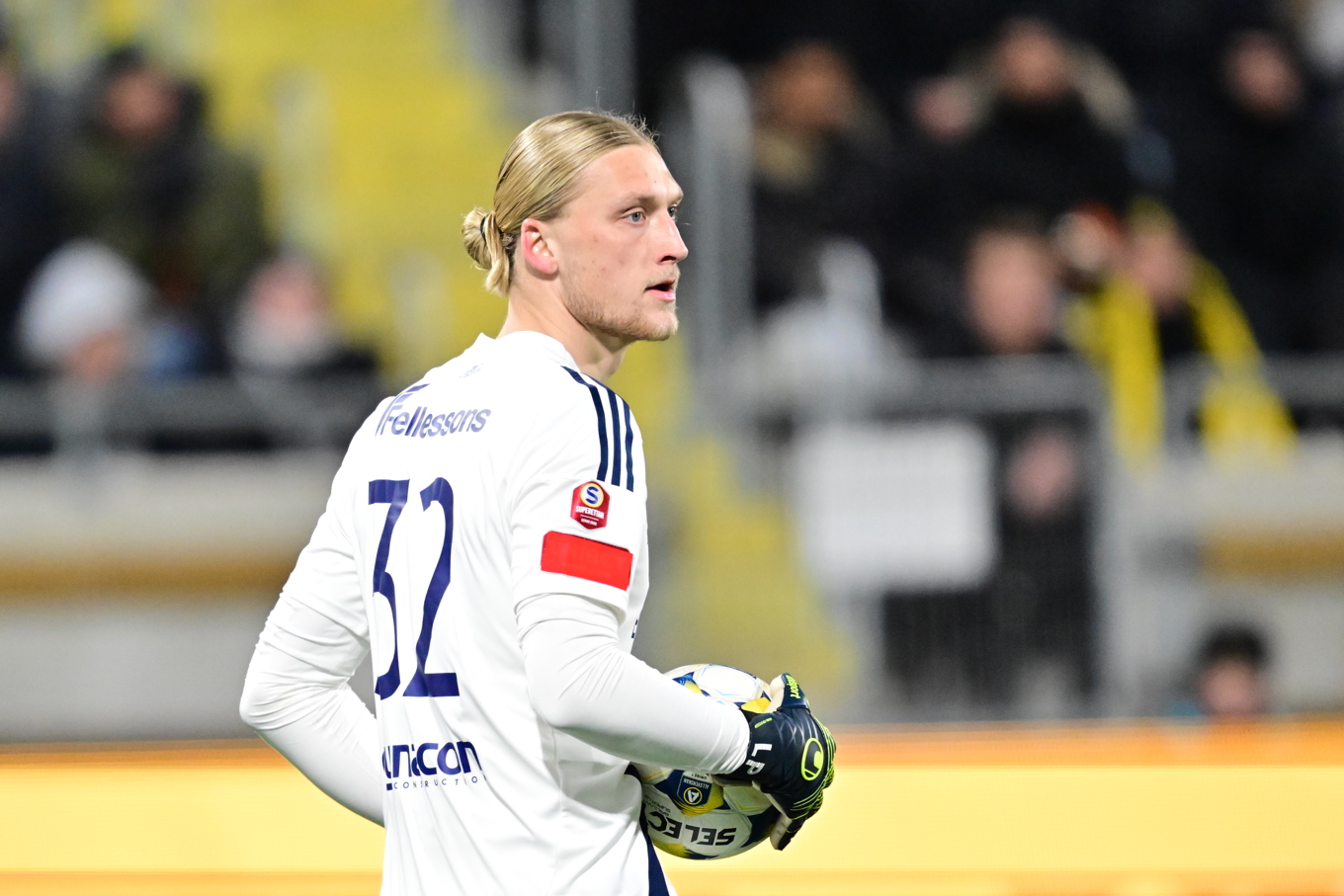 Om Östers målvakt Carl Lundahl Persson – här mot Häcken i svenska cupen i februari – nästa säsong håller bollen i händerna längre än åtta sekunder ska motståndarlaget tilldömas hörna. Foto: Björn Larsson Rosvall/TT