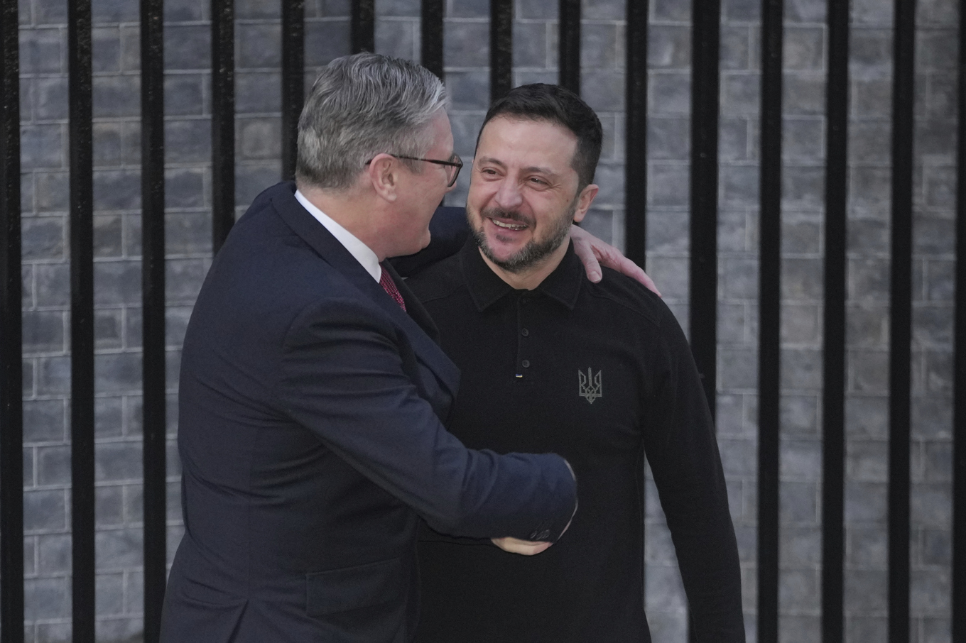 Keir Starmer tar emot Volodymyr Zelenskyj på 10 Downing Street i London. Foto: Kin Cheung/AP/TT