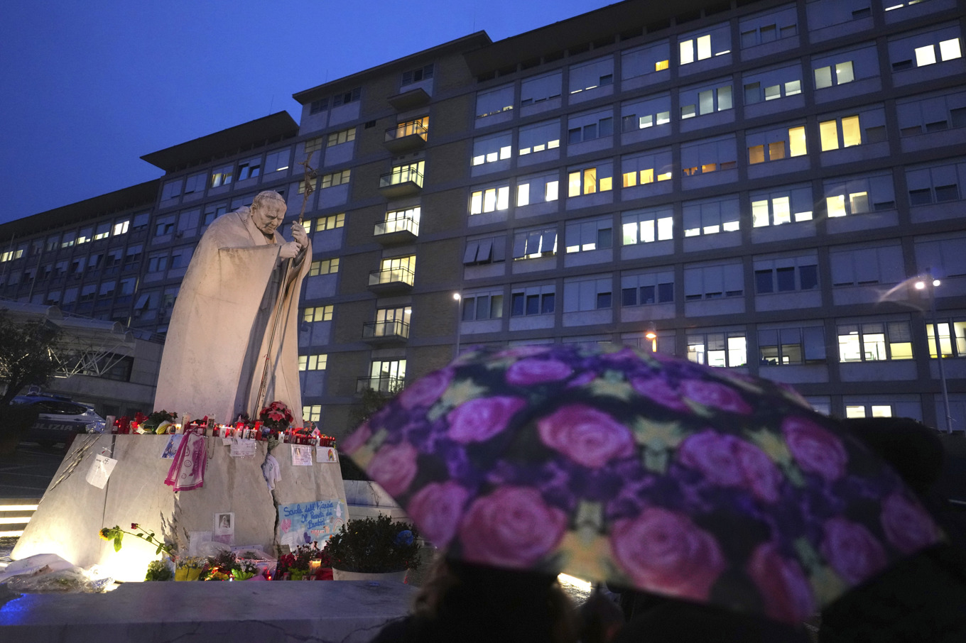 Människor vakar utanför Agostino Gemelli-sjukhuset i Rom där påven vårdas sedan den 14 februari. Foto: Kirsty Wigglesworth/AP/TT