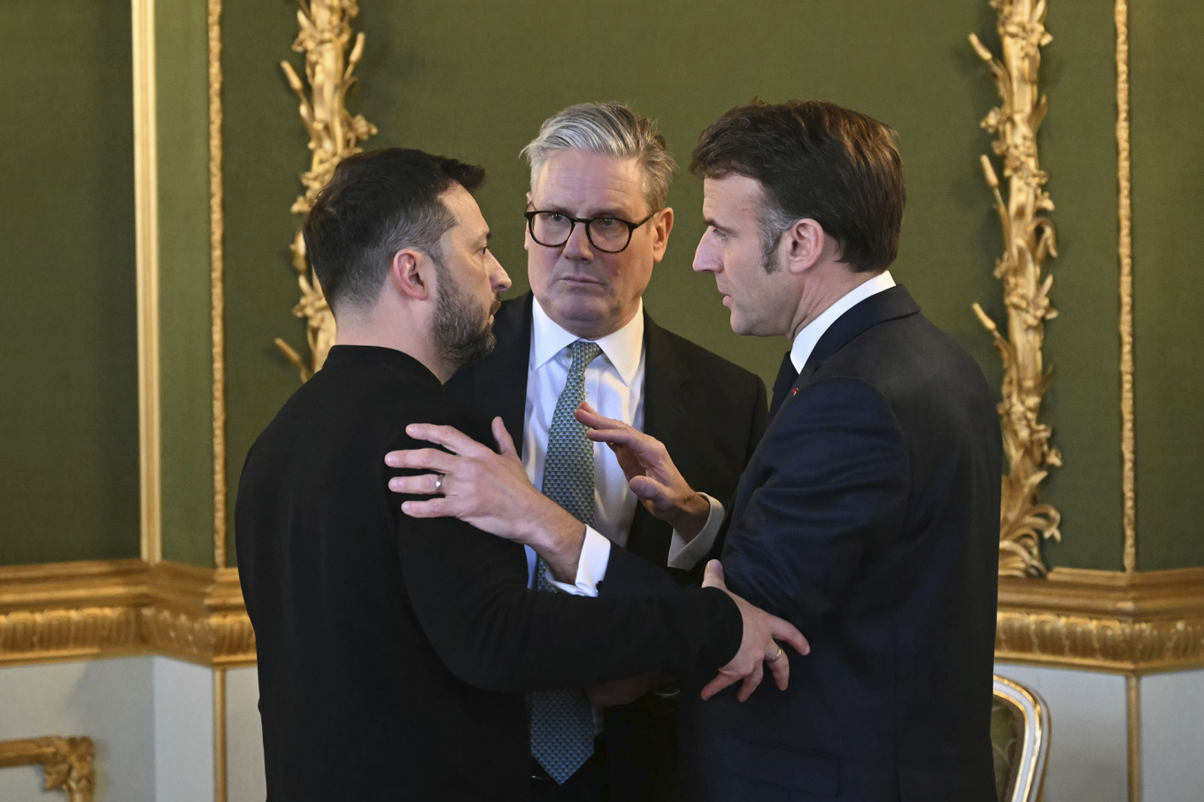 Ukrainas president Volodymyr Zelenskyj, brittiske premiärministern Keir Starmer (mitten) och Frankrikes president Emmanuel Macron i London. Foto: Justin Tallis/AP/TT