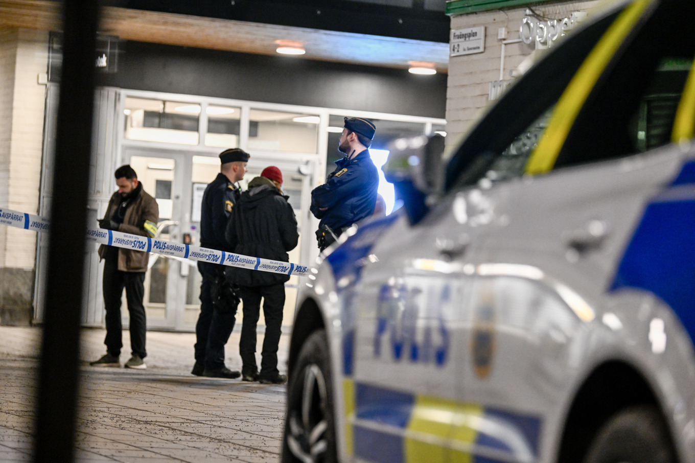 En stor polisinsats pågår efter att två personer skadats allvarligt i en skottlossning i Fruängen i södra Stockholm. Foto: Oscar Olsson/TT