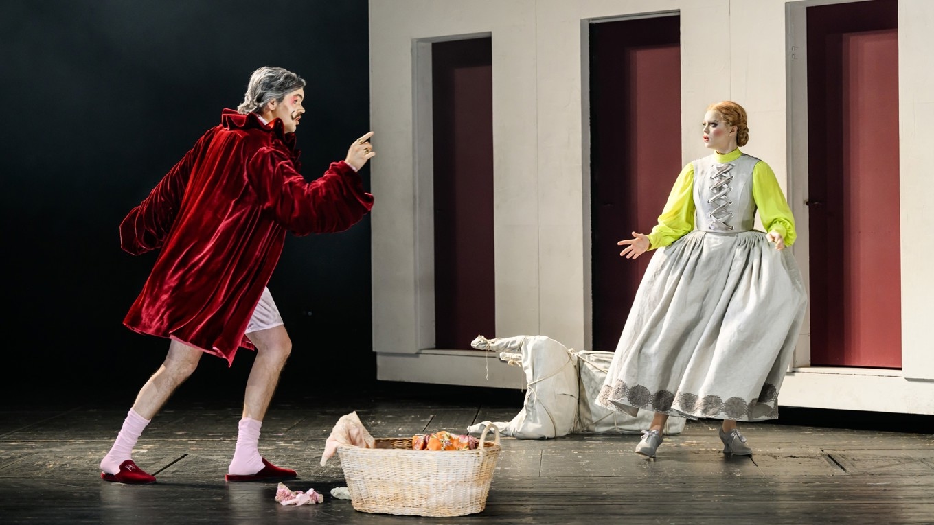 Bild på den vackra bröllopsscenen saknas. Som ersättning ser vi Susanna, samt greven utan byxor,
i första aktens ”sovrum”.
Foto: Kungliga Operan/Sören Vilks