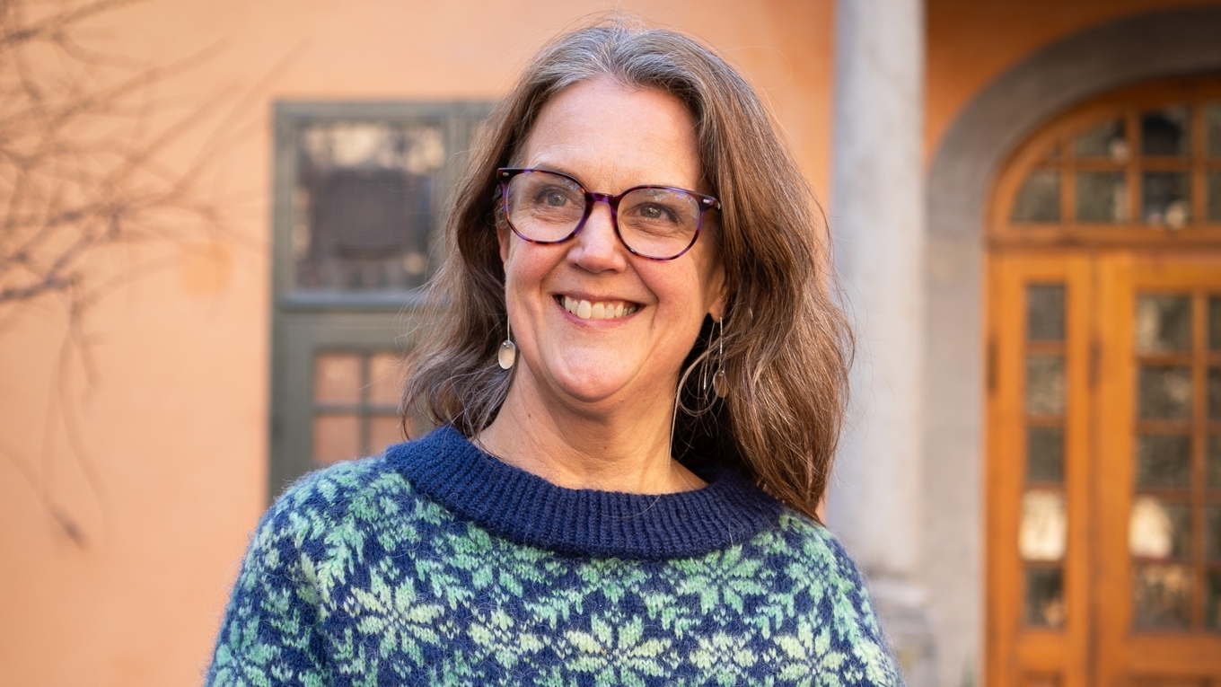 Målerikonservator Ewa Björdell rör sig vant bland gamla väggmålningar på slott och bland unika kulisser på 1700-talsteatrar. Snart drar hon i gång arbetet på Drottningholms Slottsteater.
Foto: Sofia Drevemo