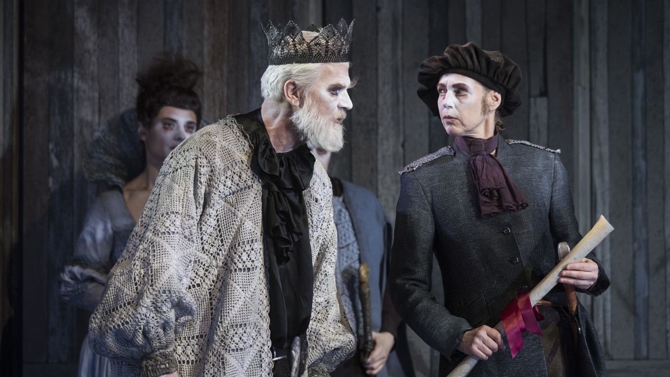 Musiken spelar en viktig roll i Alexander Öbergs uppsättning av ”Kung Lear”. Foto: Västmanlands Teater