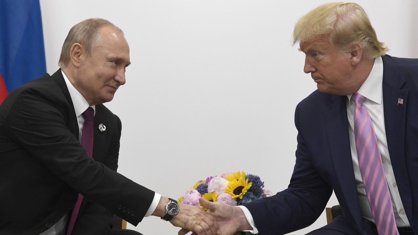 USA:s president Donald Trump och Rysslands president Vladimir Putin pratade i telefon i minst 90 minuter. Bild från tidigare tillfälle. Foto: Susan Walsh/AP/TT