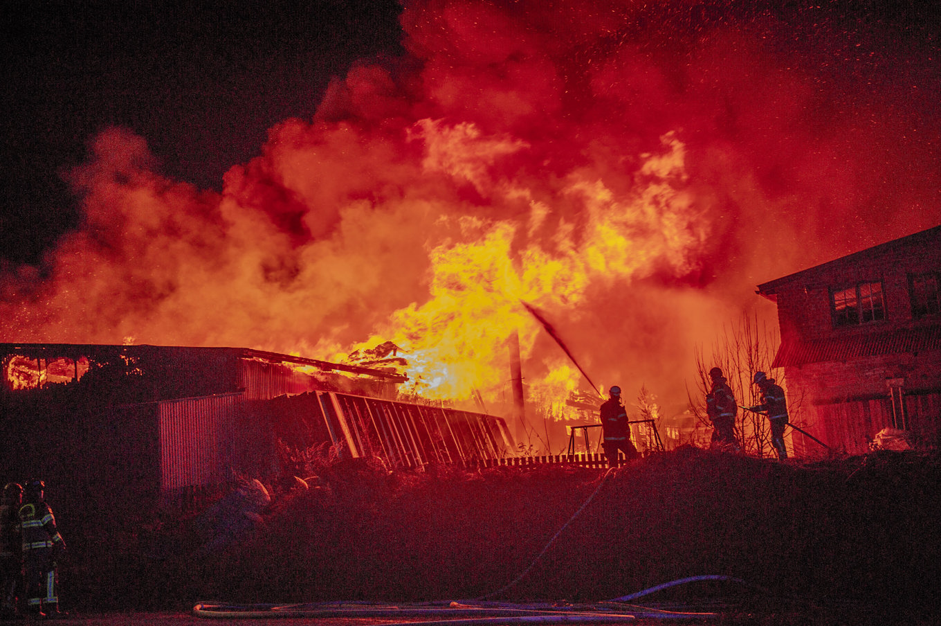 En storbrand utbröt i en verkstad i Västerbykil norr om Sala på tisdagskvällen. Flera bussar är helt utbrända och räddningstjänsten är på plats med flera stationer. Foto: Niklas Hagman/TT