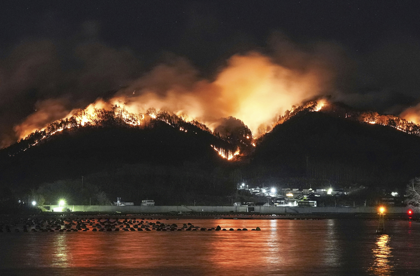 Markbranden i Iwate i norra Japan startade i förra veckan. Bild tagen i måndags. Foto: Kyodo News via AP/TT