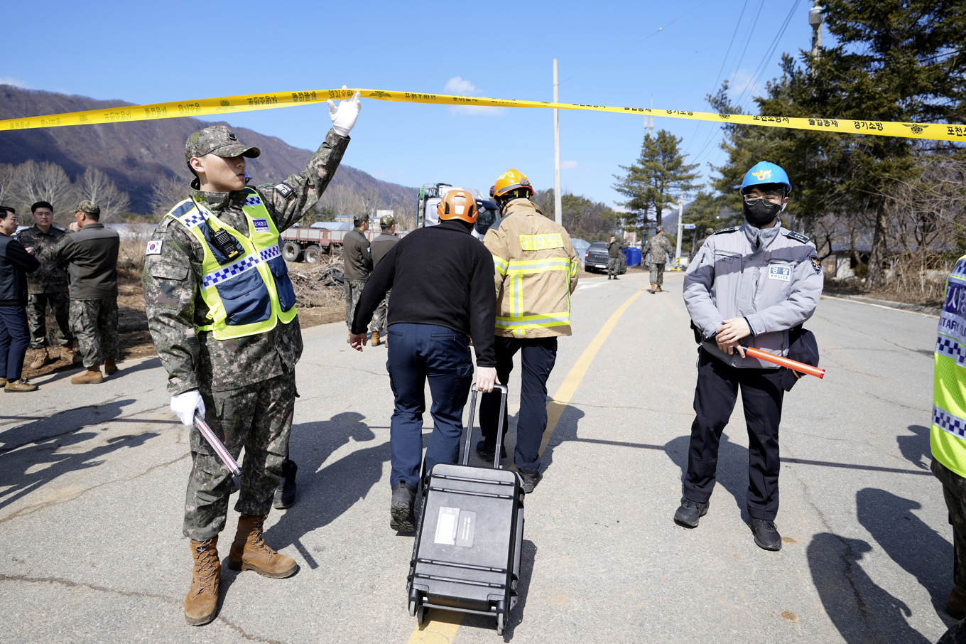 Militär och räddningspersonal i Pocheon i norra Sydkorea, som av misstag bombades i samband med en militärövning. Foto: Lee Jin-man/AP/TT