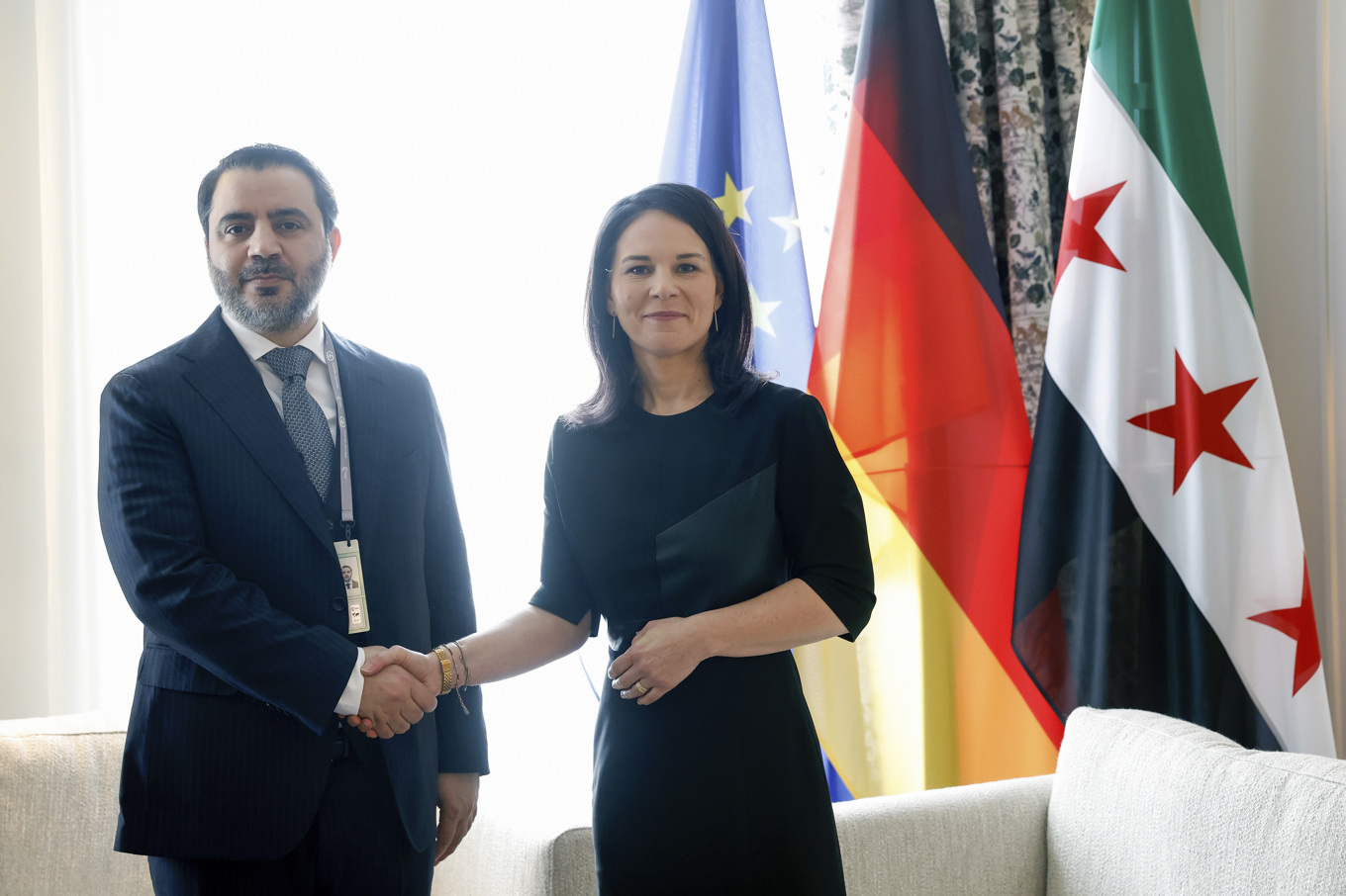 Syriens utrikesminister Asaad al-Shaibani (till vänster). På bilden träffar han Tysklands utrikesminister Annalena Baerbock i samband med säkerhetskonferens i München i mitten av februari. Foto: Michaela Stache/AP/TT