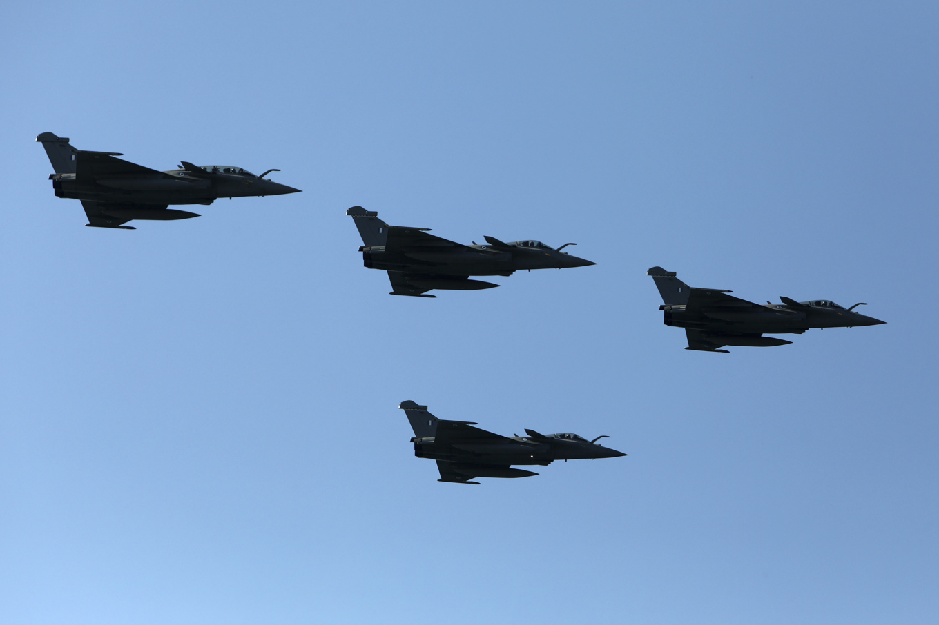 Grekiska stridsflygplan av typen Rafale under en militärparad ovan Thessaloniki i fjol. Foto: Giannis Papanikos/AP/TT