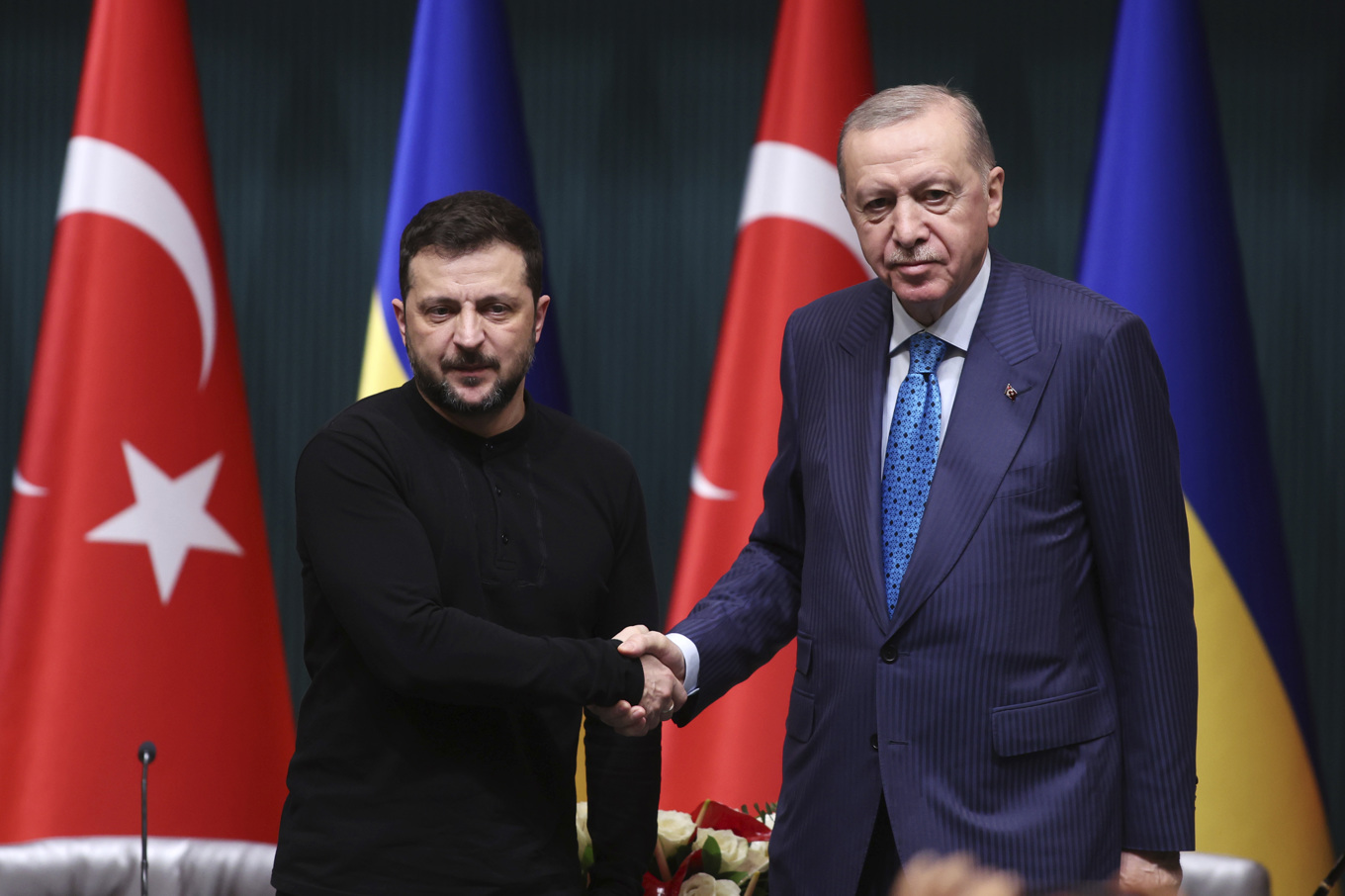 Ukrainas president Volodymyr Zelenskyj skakar hand med sin turkiske motsvarighet Recep Tayyip Erdogan i Ankara i februari. Foto: Yavuz Ozden/AP/TT