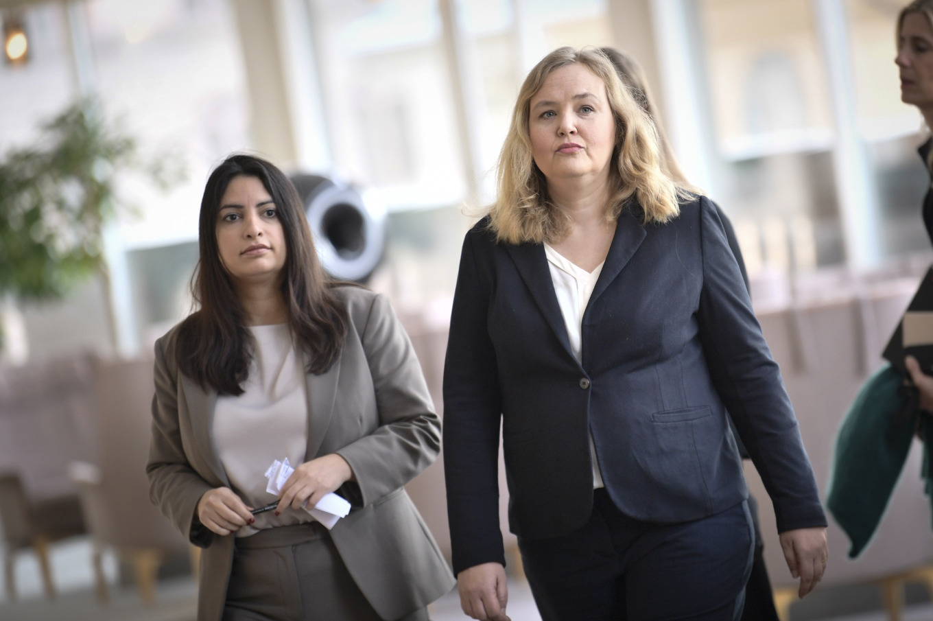 V-ledaren Nooshi Dadgostar och Ida Gabrielsson, ekonomisk-politisk talesperson. Foto: Axel Narving/TT