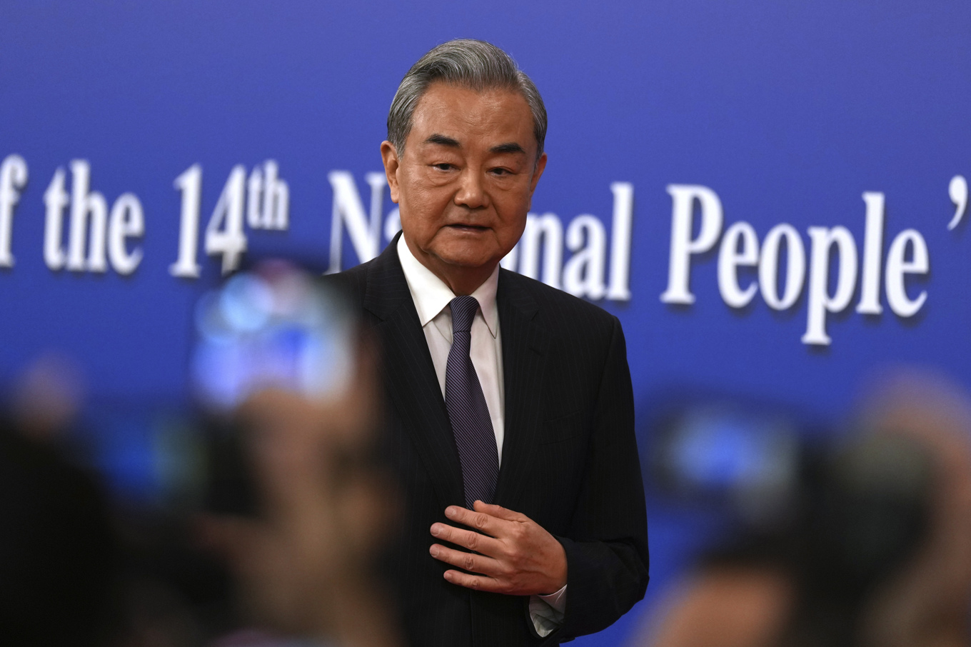 Kinas utrikesminister Wang Yi lämnar pressträffen vid den årliga folkkongressen i Peking. Foto: Ng Han Guan/AP/TT