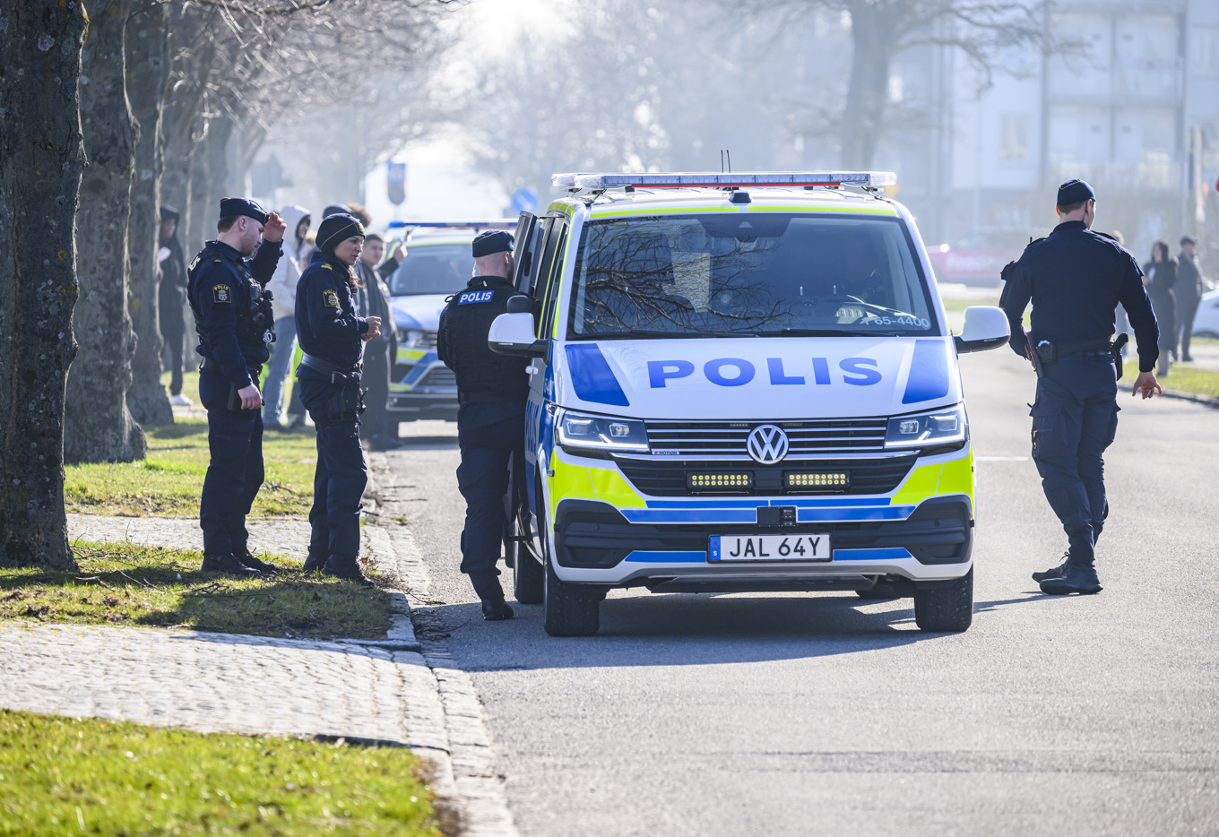Polisen var på plats med en större insats på en skola i Limhamn i Malmö på torsdagen. Ett skarpladdat vapen beslagtogs och sex elever är misstänkta för grovt vapenbrott. Foto: Johan Nilsson/TT