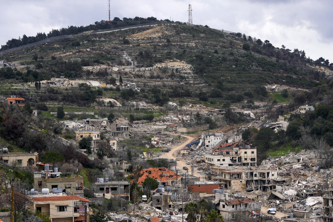 By i södra Libanon i ruiner efter israeliska mark- och flygattacker. Bild från 19 februari. Foto: Hassan Ammar/AP/TT