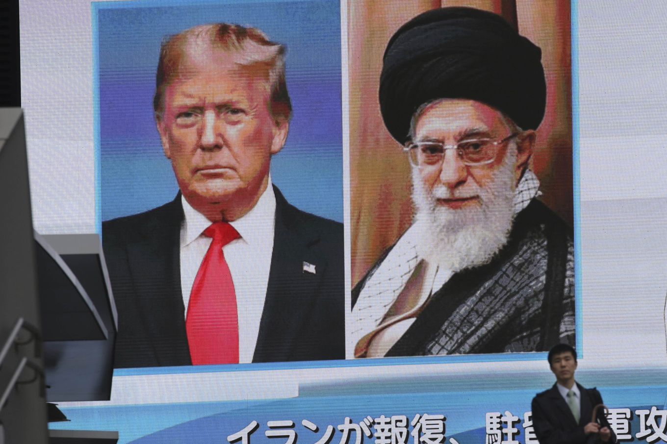 En storbildsskärm i Tokyo visar bilder på USA:s president Donald Trump och Irans högste ledare ayatolla Ali Khamenei. Arkivbild. Foto: Koji Sasahara/AP/TT