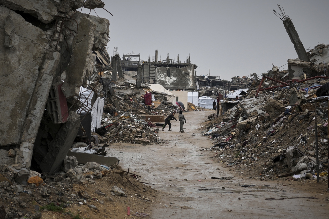 Sedan en vecka blockerar Israel hjälpsändningar in i Gaza. Bild från i fredags. Foto: Abdel Kareem Hana/AP/TT