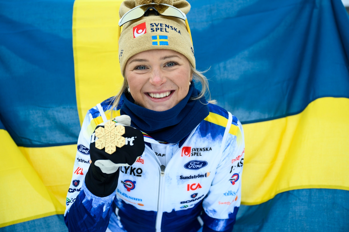 Sveriges Frida Karlsson efter VM-guldet på femmilen. Foto: Fredrik Sandberg/TT