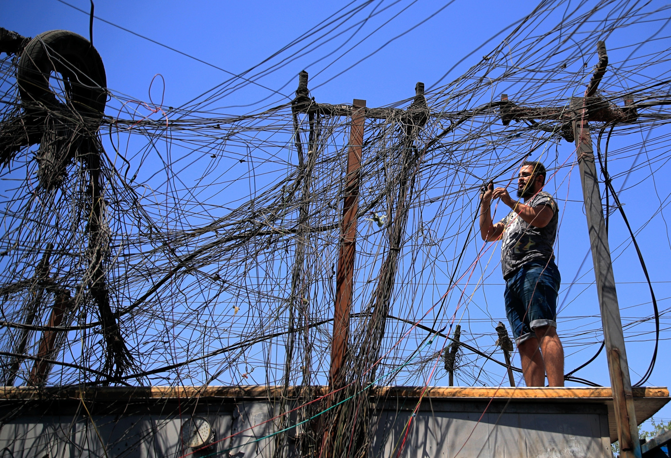 Iraks elnät har länge plågats av kroniska strömavbrott till följd av omfattande korruption. Arkivbild från Bagdad 2021. Foto: Hadi Mizban/AP/TT