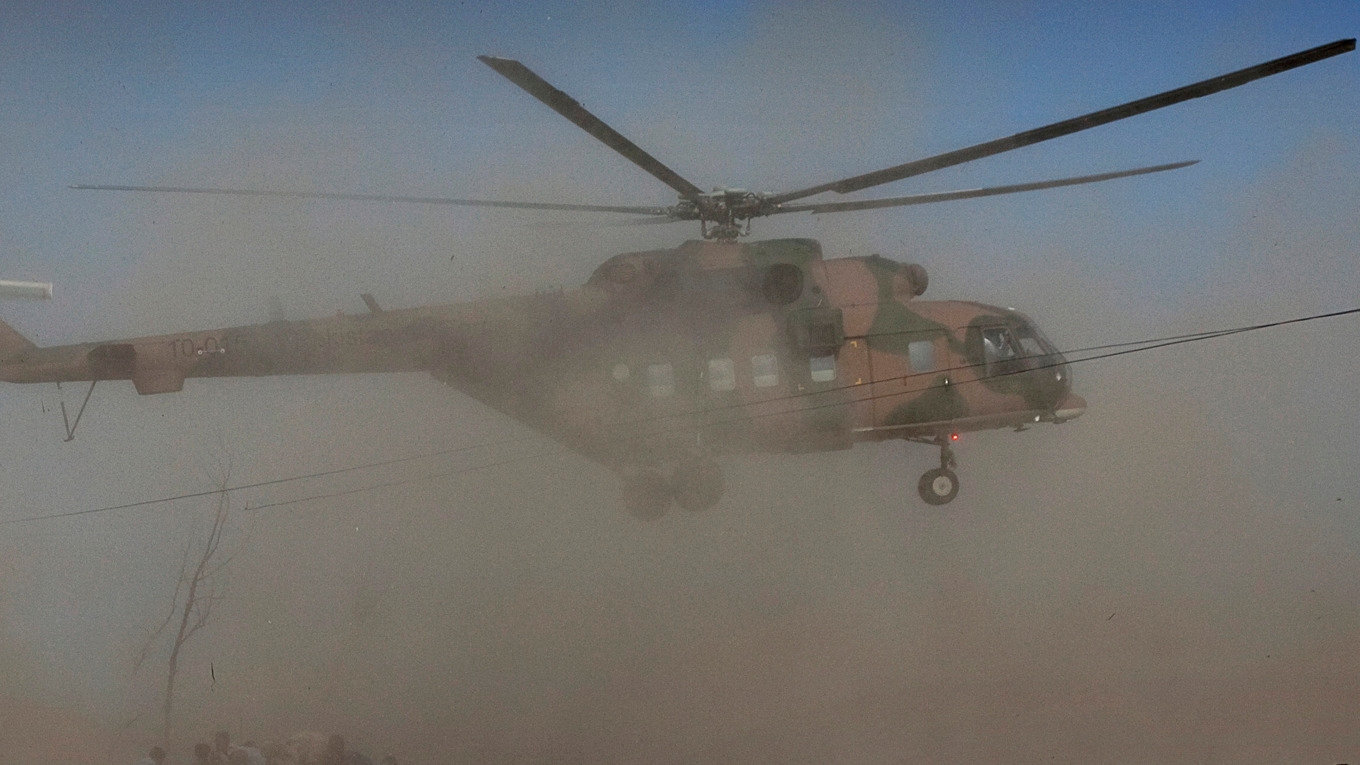 Militärhelikoptrar skickades till platsen för tågkapningen. Arkivbild. Foto: Kevin Frayer/AP/TT