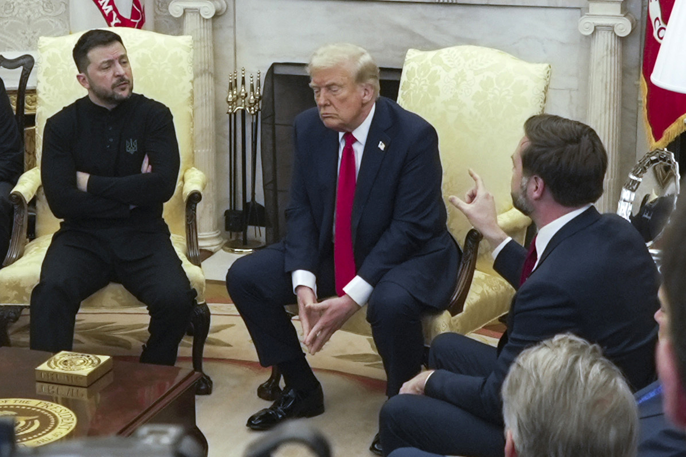 Ukrainas president Volodymyr Zelenskyj, USA:s dito Donald Trump och Trumps vicepresident JD Vance i ett stökigt möte i Vita huset. Foto: Mystyslav Chernov/AP/TT
