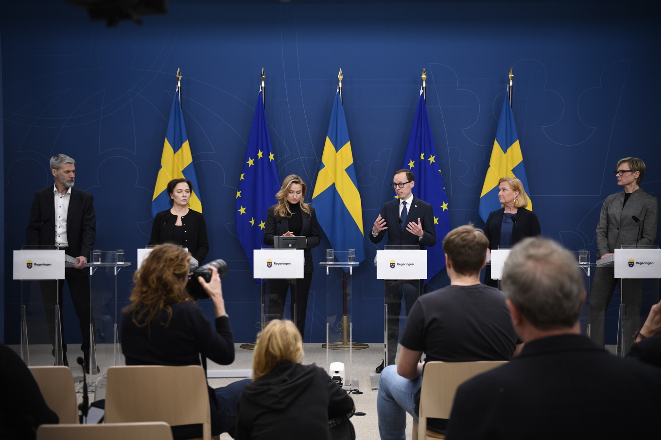 Regeringens pressträff om Northvolts konkursbesked. Från vänster: Johan Lagerhäll vd TRR Trygghetsrådet, Caroline Söder vd Trygghetsfonden TSL, energi- och näringsminister Ebba Busch (KD), arbetsmarknads- och integrationsminister Mats Persson (L), Arbetsförmedlingens generaldirektör Maria Hemström Hemmingsson och Elisabeth Backteman, generaldirektör för Tillväxtverket. Foto: Viktoria Bank/TT