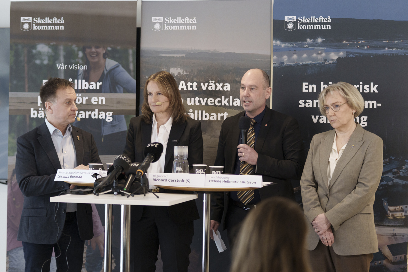 Lorents Burman (S), kommunstyrelsens ordförande i Skellefteå, Kristina Sundin Jonsson, kommundirektör, regionråd Richard Carstedt och Helene Hellmark Knutsson, landshövding i Västerbotten håller presskonferens med anledning av att batteritillverkaren Northvolt ansökt om konkurs. Foto: Jonas Westling/TT
