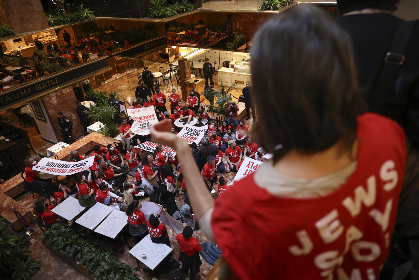 Demonstranter från Jewish Voice for Peace tog sig in i Trump Tower på Manhattan i New York. Foto: Yuki Iwamura/AP/TT