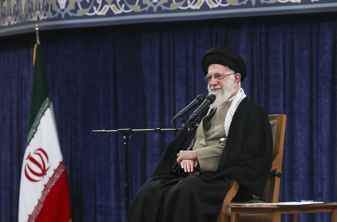 Irans högste ledare ayatolla Ali Khamenei sade i ett tal till studenter under torsdagen att Iran inte vill samtala med "mobbarstater". Foto: Ayatolla Ali Khameneis kansli via AP/TT