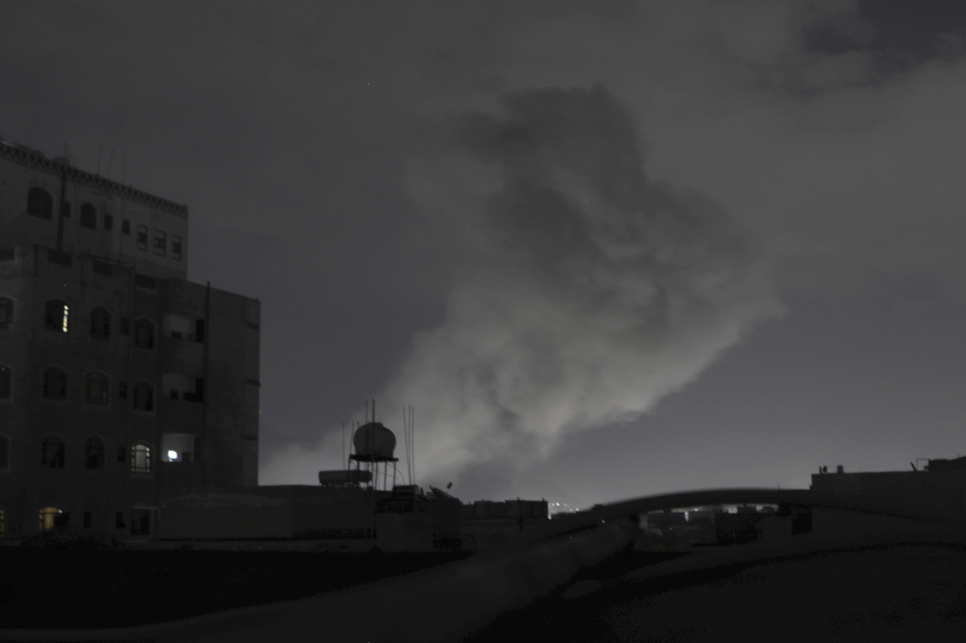 Rök stiger över Jemens huvudstad Sanaa på lördagskvällen. Foto: Osamah Abdulrahman/AP/TT