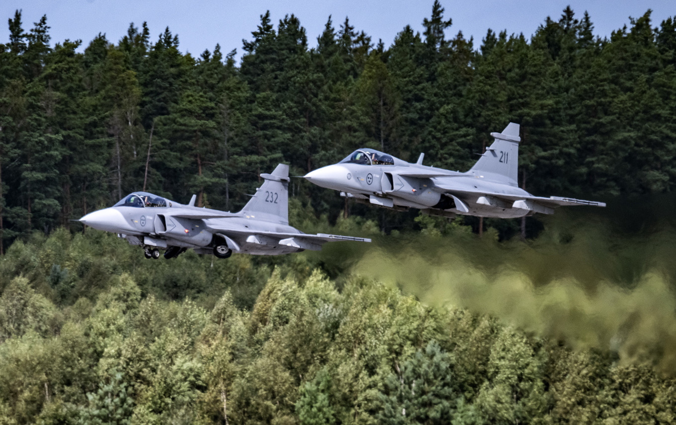 Två JAS 39C Gripen lyfter från F17 i Kallinge i augusti 2024. Foto: Johan Nilsson/TT