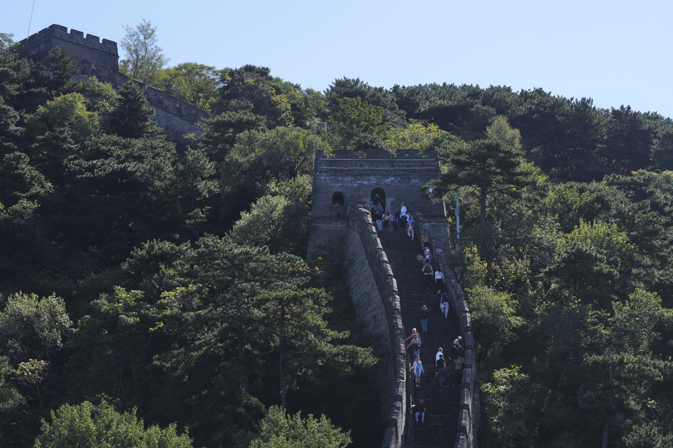 Turister besöker en del av Kinesiska muren norr om Peking. Bilden togs i oktober 2024. Foto: Achmad Ibrahim/AP/TT